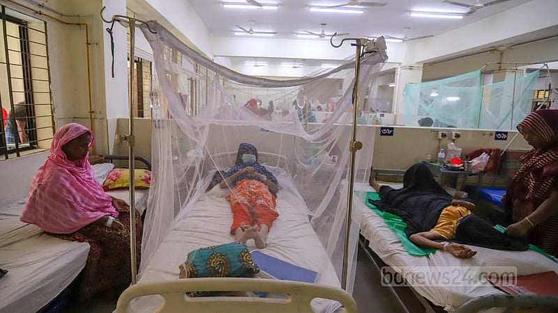 ডেঙ্গু জ্বর নিয়ে এক সপ্তাহ ধরে ঢাকার শহীদ সোহরাওয়ার্দী মেডিকেল কলেজ হাসপাতালে চিকিৎসা নিচ্ছেন মিরপুর ঝিলপাড় এলাকার বাসিন্দা শাহিনা বেগম।