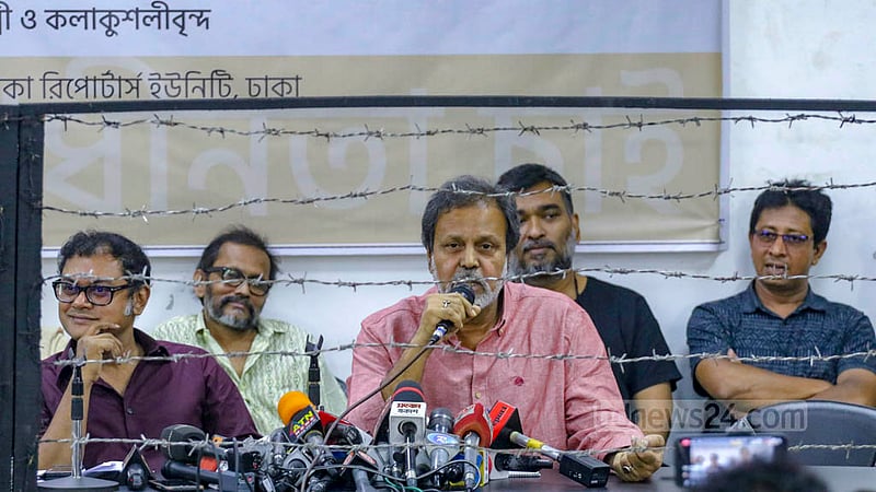 ‘বাংলা চলচ্চিত্র বা কনটেন্টে সেন্সরশিপ খড়গ, গল্প বলার স্বাধীনতা চাই’ শিরোনামে বৃহস্পতিবার ঢাকা রিপোর্টার্স ইউনিটিতে মতবিনিময় সভায় অভিনয়শিল্পী ও নির্মাতা তারিক আনাম খান।