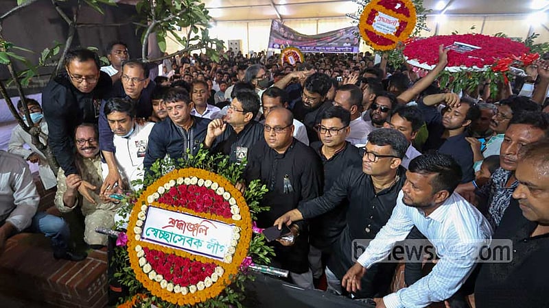 বঙ্গবন্ধু এভিনিউয়ে আওয়ামী লীগের সমাবেশে গ্রেনেড হামলার বার্ষিকীতে রোববার নিহতদের স্মরণে নির্মিত শহীদ বেদীতে স্বেচ্ছাসেবক লীগের শ্রদ্ধা নিবেদন।