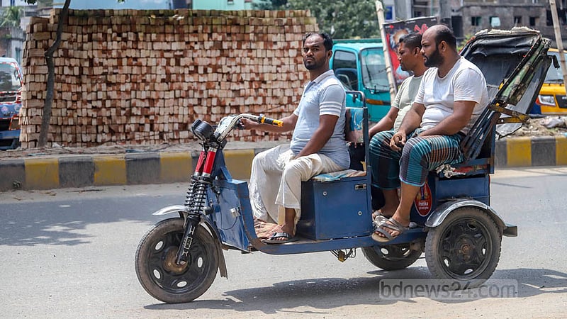 ঢাকার জুরাইন এলাকায় দিব্যি চলছে ব্যাটারিচালিত অননুমোদিত অটোরিকশা।