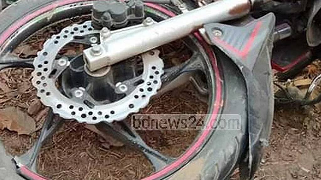 ঢাকার রাস্তায় নিয়ন্ত্রণ হারিয়ে বাইক চালকের মৃত্যু