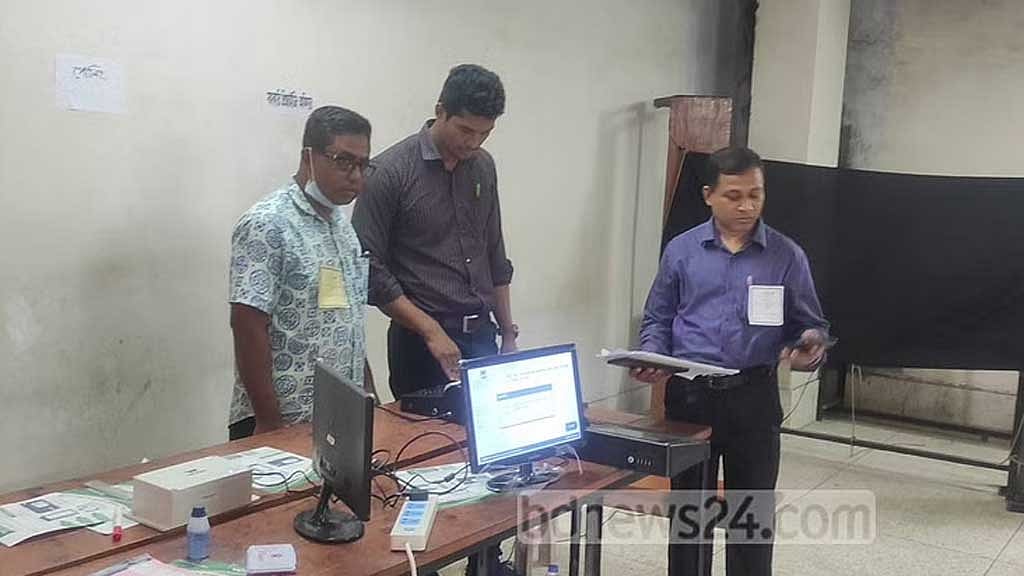 অর্ধশত ইভিএম নষ্ট, চুরি গেছে মনিটর ও ব্যাটারিও