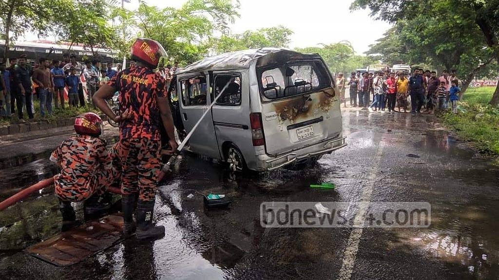 মাইক্রোবাসে আগুন: ‘চিৎকার করতে করতে পুড়ে মরলেন’ ফাতেমা
