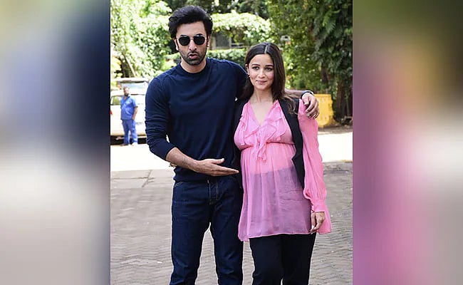 সিনেমার প্রচারে গিয়ে গানে মুগ্ধতা ছড়ালেন আলিয়া