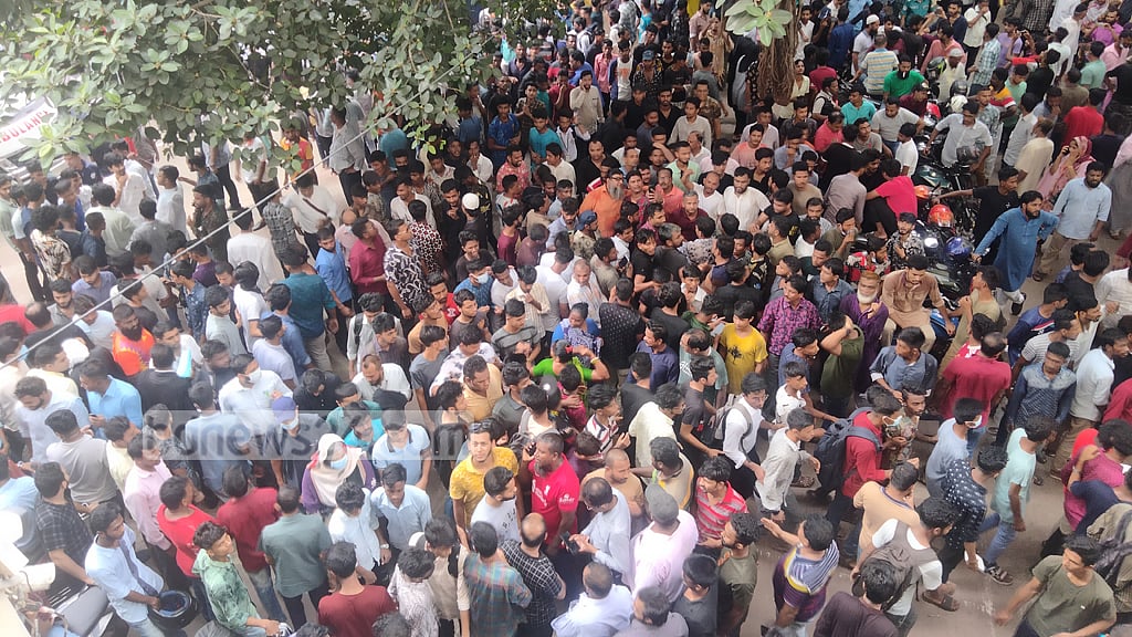 আদালতে সম্রাট, সমর্থকদের হট্টগোল