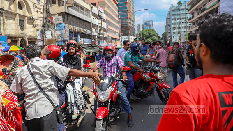 আধাবেলা হরতালের মধ্যে বৃহস্পতিবার ঢাকার পল্টন মোড় দিয়ে কোনো যানবাহন চলতে দেয়নি বাম গণতান্ত্রিক জোটের নেতা-কর্মীরা। 