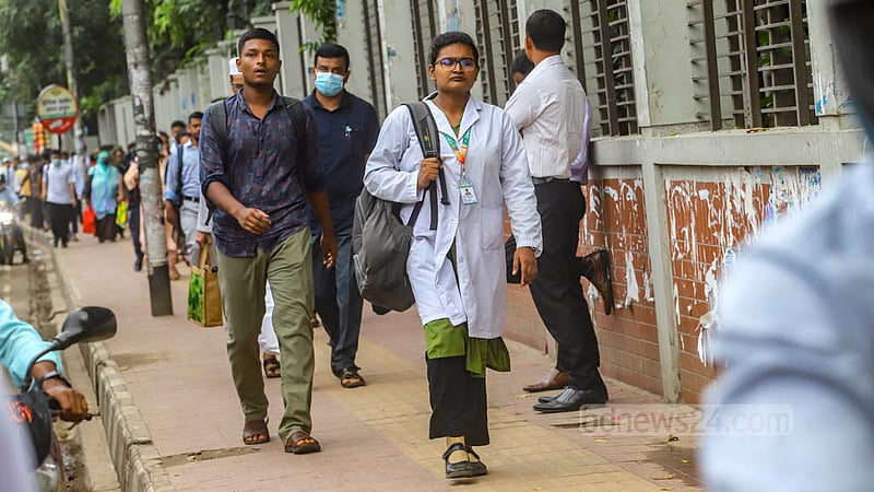 নতুন সূচি অনুযায়ী সব সরকারি অফিস এক ঘণ্টা এগিয়ে শুরু করার প্রথম দিন বুধবার সকালে মিরপুর সড়কে যানজট থাকায় অনেকে হেঁটেই গন্তব্যে রওনা দেন।