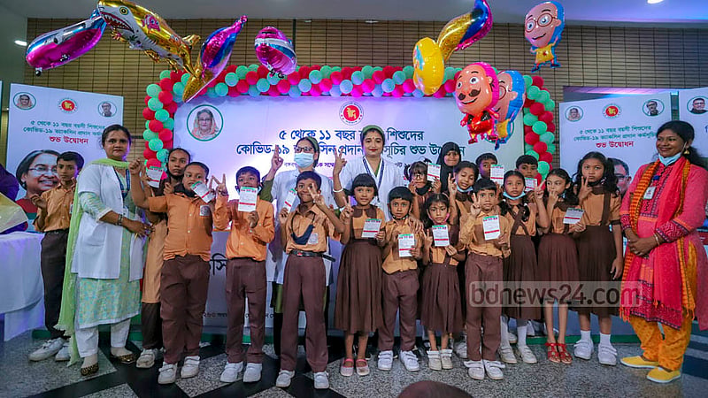 ঢাকায় ৫ থেকে ১১ বছর বয়সী শিশুদের করোনাভাইরাসের পরীক্ষামূলক টিকা দেওয়া হয়। বিশেষভাবে তৈরি ফাইজারের প্রথম ডোজ দেওয়ার পর টিকা কার্ড হাতে শিশুরা। ছবি: আসিফ মাহমুদ অভি