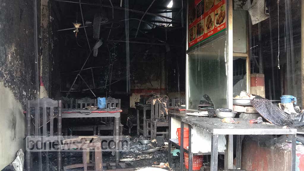 চকবাজারে অগ্নিকাণ্ড: বরিশাল রেস্টুরেন্টের মালিক গ্রেপ্তার, মামলা