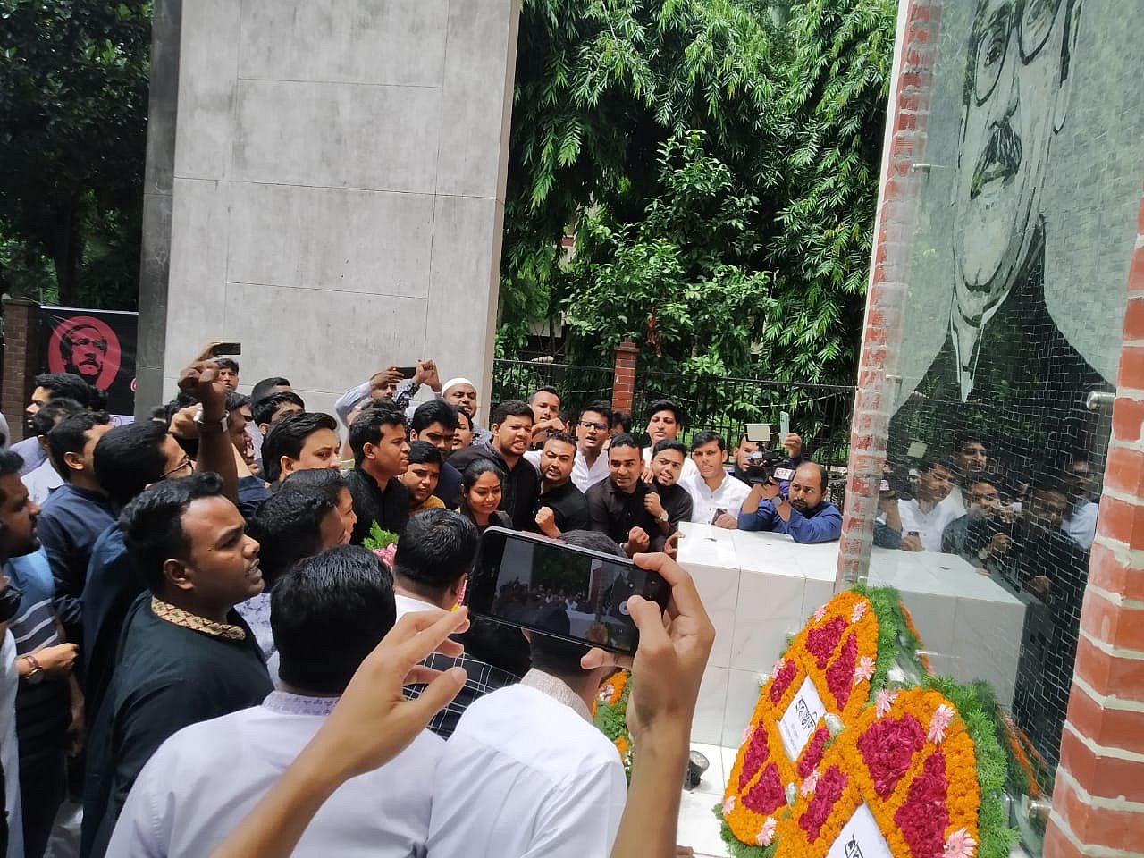 বুয়েটে ফের কর্মসূচিতে ছাত্রলীগের সাবেক ও বর্তমানরা
