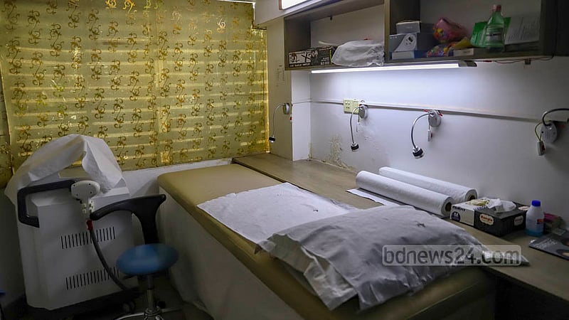 বনানীর হেয়ার ট্রান্সপ্লান্ট অ্যান্ড কসমেটিক সার্জারি সেন্টারে লেজার রশ্মির মাধ্যমে চুল প্রতিস্থাপনের কাজে চিকিৎসক না থাকায় তা সারছিলেন নার্সরা।