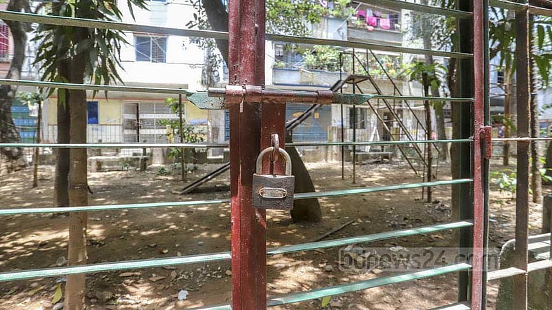 প্রায় আধা কিলোমিটার দীর্ঘ পার্কের পাঁচটি অংশের চারটির প্রবেশ গেইটেই তালা ঝুলছে। 
