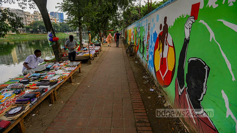 বনানীর পানি উন্নয়ন বোর্ডের কোয়ার্টারের পাশ দিয়ে হেঁটে গেলে চোখে পড়বে এই গ্রাফিতি।