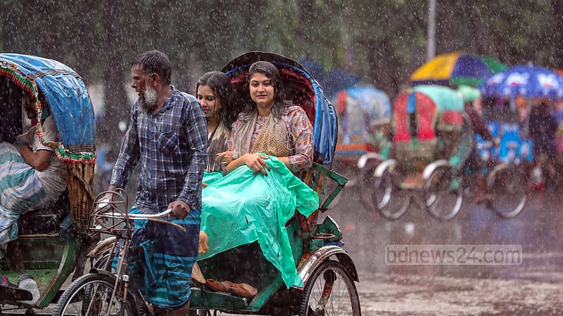 ভ্যাপসা গরমের মধ্যে সোমবার দুপুরে বৃষ্টি নামলে ঢাকা বিশ্ববিদ্যালয় এলাকায় অনেককে আনন্দে ভিজতে দেখা যায়। 