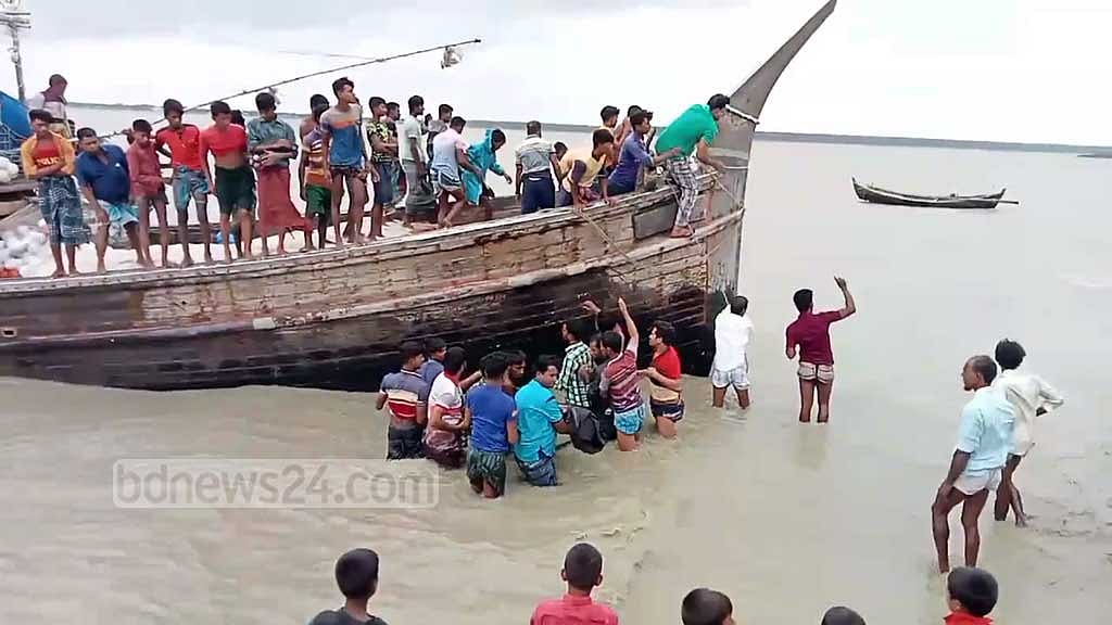 হাতিয়ায় ট্রলার ডুবি, ২ জেলের মরদেহ উদ্ধার