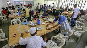 দ্রব্যমূল্যের চাপ খাবারে, ক্ষোভ বাড়ছে ঢাবিতে