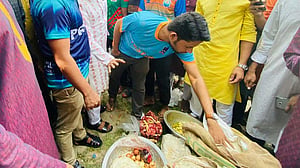ঢাবিতে পচা খাবার: শিক্ষার্থীদের তোপের মুখে ক্যান্টিন বন্ধ