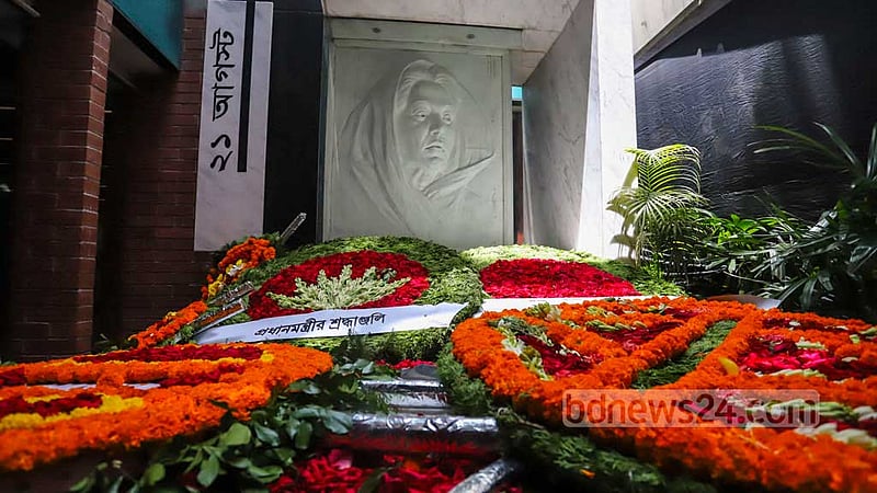 বঙ্গবন্ধু এভিনিউয়ে আওয়ামী লীগের সমাবেশে গ্রেনেড হামলার বার্ষিকীতে রোববার নিহতদের স্মরণে নির্মিত শহীদ বেদী ঢেকে যায় শ্রদ্ধার ফুলে।