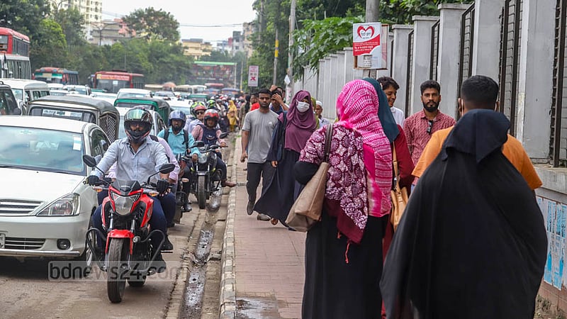 নতুন সূচি অনুযায়ী সব সরকারি অফিস এক ঘণ্টা এগিয়ে শুরু করার প্রথম দিন বুধবার সকালে মিরপুর সড়কে যানজট থাকায় অনেকে হেঁটেই গন্তব্যে রওনা দেন।