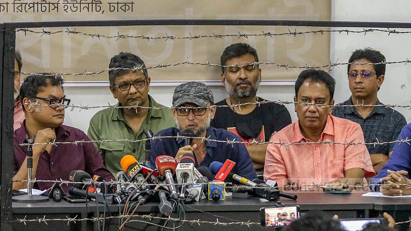 ‘বাংলা চলচ্চিত্র বা কনটেন্টে সেন্সরশিপ খড়গ, গল্প বলার স্বাধীনতা চাই’ শিরোনামে বৃহস্পতিবার ঢাকা রিপোর্টার্স ইউনিটিতে মতবিনিময় সভায় চলচ্চিত্র নির্মাতা মোস্তফা সরয়ার ফারুকী।