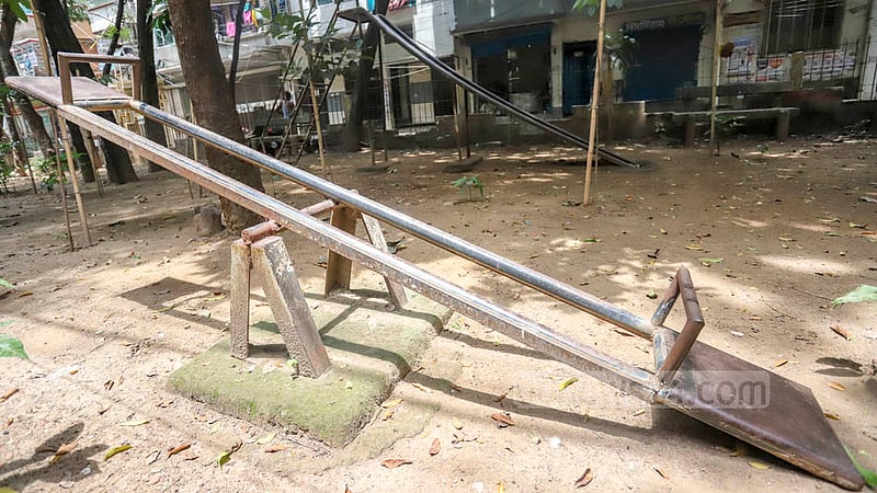 পার্কের ভেতরে শিশুদের খেলার দোলনা, স্লাইডসহ বিভিন্ন রাইডগুলোতে ধুলা জমেছে, ধরেছে মরিচা। 