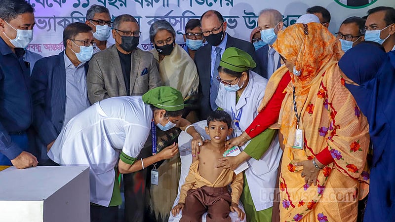 বঙ্গবন্ধু শেখ মুজিবুর রহমান আন্তর্জাতিক সম্মেলন কেন্দ্রে বৃহস্পতিবার ৫ থেকে ১১ বছর বয়সী শিশুদের করোনাভাইরাসের পরীক্ষামূলক টিকা দেওয়া হয়। এসময় উপস্থিত ছিলেন স্বাস্থ্য ও পরিবার কল্যাণমন্ত্রী জাহিদ মালেক, শিক্ষামন্ত্রী দীপু মনি। ছবি: আসিফ মাহমুদ অভি