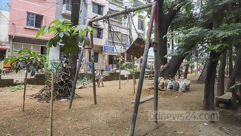 পার্কের ভেতরে শিশুদের খেলার দোলনা, স্লাইডসহ বিভিন্ন রাইডগুলোতে ধুলা জমেছে, ধরেছে মরিচা। 