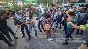 শাহবাগে লাঠিপেটা করল পুলিশ, মামলাও পুলিশই করল