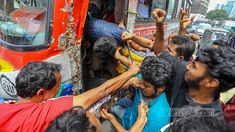 হরতালের সময় বৃহস্পতিবার সকালে ঢাকার পল্টনে বাসের এক যাত্রীর সঙ্গে হাতাহাতি হয় বাম জোটের কর্মীদের। 