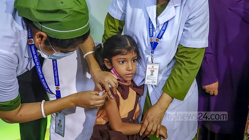 বঙ্গবন্ধু শেখ মুজিবুর রহমান আন্তর্জাতিক সম্মেলন কেন্দ্রে বৃহস্পতিবার ৫ থেকে ১১ বছর বয়সী শিশুদের দেওয়া হয় বিশেষভাবে তৈরি ফাইজারের করোনাভাইরাসের টিকা। ছবি: আসিফ মাহমুদ অভি