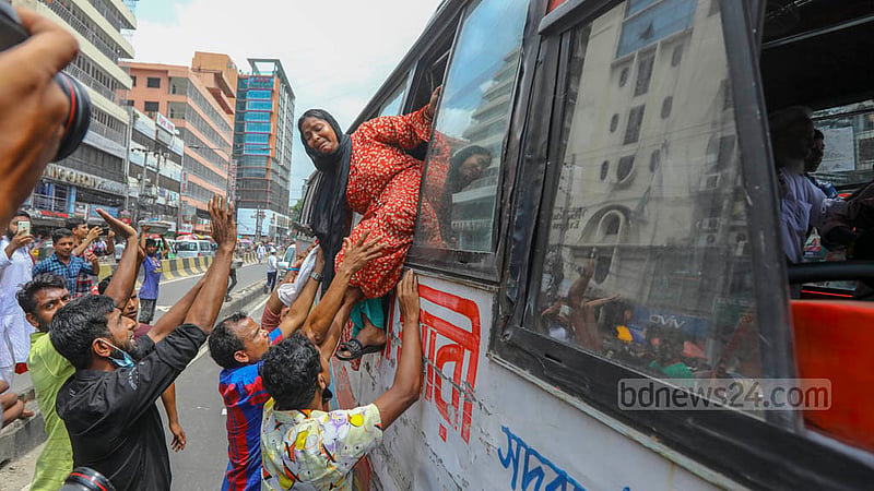 হরতালকারী বাম জোটের কর্মীরা বৃহস্পতিবার সকালে ঢাকার পল্টনে একটি বাস থামিয়ে দিলে এই নারী যাত্রী আতঙ্কিত হয়ে জানালা দিয়ে নামার চেষ্টা চালান।