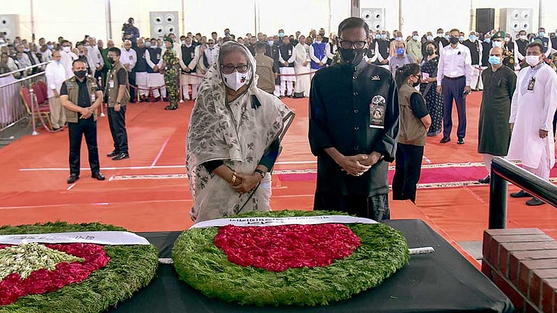 বঙ্গবন্ধু এভিনিউয়ে আওয়ামী লীগের সমাবেশে গ্রেনেড হামলার বার্ষিকীতে রোববার নিহতদের স্মরণে নির্মিত শহীদ বেদীতে শ্রদ্ধা নিবেদন করেন দলের সভাপতি শেখ হাসিনা এবং সাধারণ সম্পাদক ওবায়দুল কাদের। 
