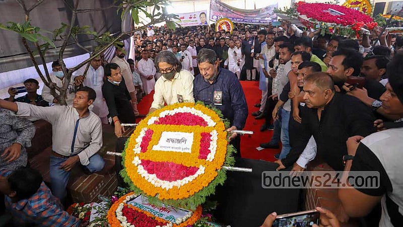 বঙ্গবন্ধু এভিনিউয়ে আওয়ামী লীগের সমাবেশে গ্রেনেড হামলার বার্ষিকীতে রোববার নিহতদের স্মরণে নির্মিত শহীদ বেদীতে যুবলীগের শ্রদ্ধা নিবেদন।
