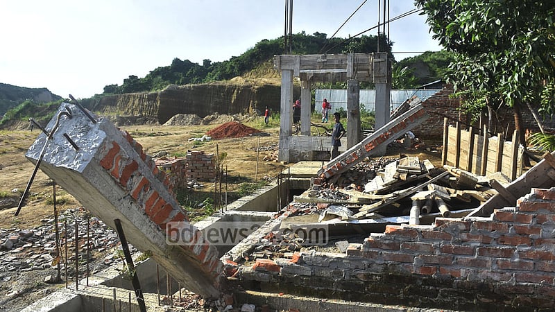 সীতাকুণ্ডের সলিমপুরের পাহাড় কেটে গড়ে উঠা ‘আলী নগর আবাসিক প্রকল্প’।