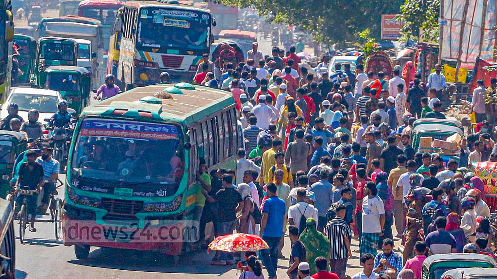 বর্ধিত ভাড়ার ‘তালিকা আসেনি’: সড়কে বাস কম, ভোগান্তি-বচসা