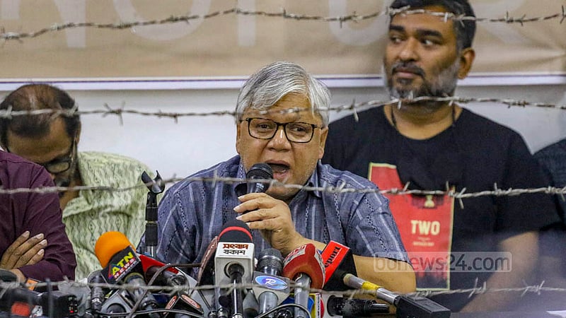 ‘বাংলা চলচ্চিত্র বা কনটেন্টে সেন্সরশিপ খড়গ, গল্প বলার স্বাধীনতা চাই’ শিরোনামে বৃহস্পতিবার ঢাকা রিপোর্টার্স ইউনিটিতে মতবিনিময় সভায় চলচ্চিত্র নির্মাতা মোরশেদুল ইসলাম।