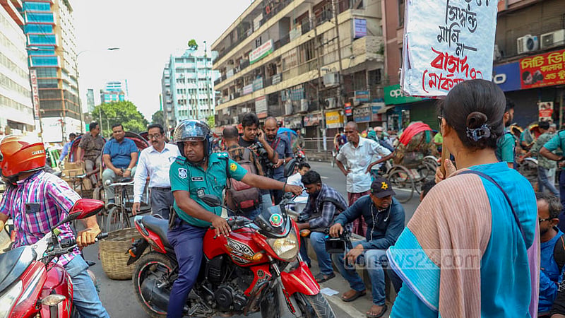 আধাবেলা হরতালের মধ্যে বৃহস্পতিবার ঢাকার পল্টন মোড় দিয়ে কোনো যানবাহন চলতে দেয়নি বাম গণতান্ত্রিক জোটের নেতা-কর্মীরা। 