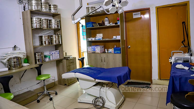বনানীর ১১ নম্বর সড়কে হেয়ার ট্রান্সপ্লান্ট অ্যান্ড কসমেটিক সার্জারি সেন্টারে চুল প্রতিস্থাপনে সব ধরনের সরঞ্জাম থাকলেও দেখা মেলেনি বিদেশি চিকিৎসকের।