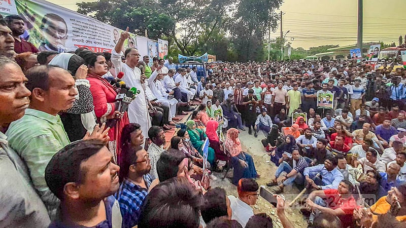 দেশের বিভিন্ন স্থানে দলীয় কর্মসূচিতে পুলিশের ‘হামলার’ প্রতিবাদে সোমবার ঢাকার হাজারীবাগ এলাকায় বিক্ষোভ সমাবেশ করে বিএনপি।