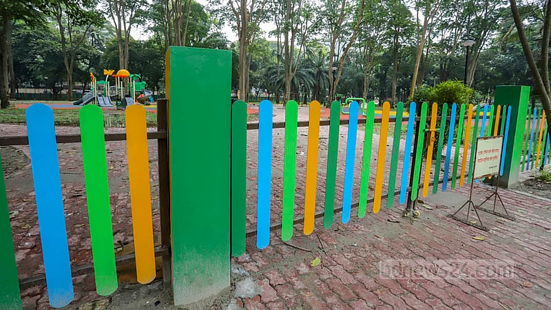 রমনা পার্কের শিশু কর্নারটি আলাদা করা হয়েছে রঙিন ব্যারিকেড দিয়ে।