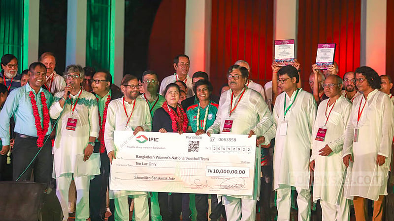 কেন্দ্রীয় শহীদ মিনারে সোমবার সাফ চ্যাম্পিয়নশিপজয়ী নারী ফুটবলারদের সংবর্ধনা অনুষ্ঠানে নারী ফুটবল দলের দলনেতা সাবিনা খাতুনের হাতে ১০ লাখ টাকার চেক তুলে দেন আসাদুজ্জামান নূর ও সম্মিলিত সাংস্কৃতিক জোটের সভাপতি গোলাম কুদ্দুস।