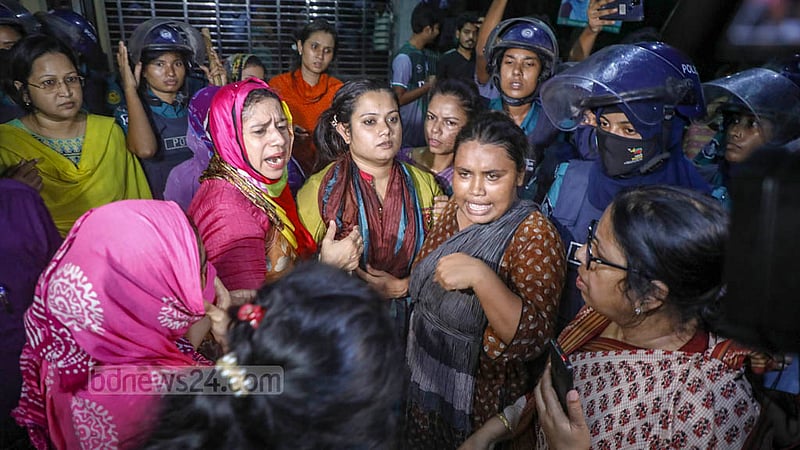 ইডেন কলেজে রোববার শাখা ছাত্রলীগের দুই পক্ষের মধ্যে মারামারি, ধাওয়া পাল্টা ধাওয়ার ঘটনা ঘটে।