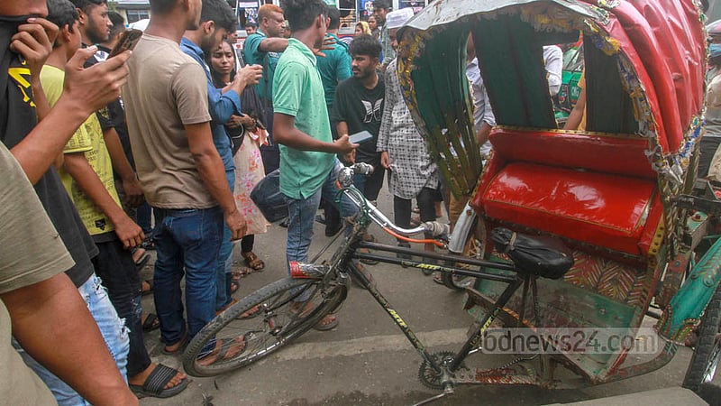 ঢাকার নিউ মার্কেট এলাকায় সোমবার বাসের চাপায় ভেঙে যায় এই রিকশা।