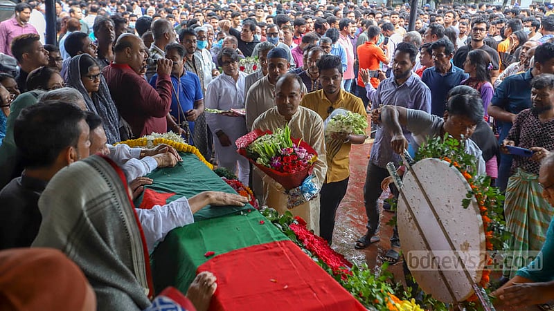 কেন্দ্রীয় শহীদ মিনার প্রাঙ্গণে সোমবার বর্ষীয়ান রাজনীতিক সৈয়দা সাজেদা চৌধুরীকে শ্রদ্ধা জানাতে আসেন বিভিন্ন শ্রেণির মানুষ।