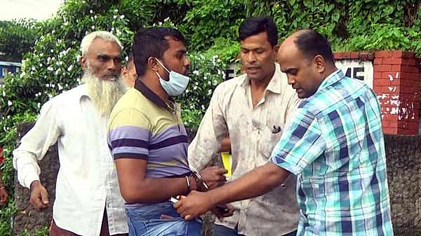 পথচারীর পকেটে ইয়াবা: এএসআইসহ  ৩ জনের বিরুদ্ধে অভিযোগপত্র