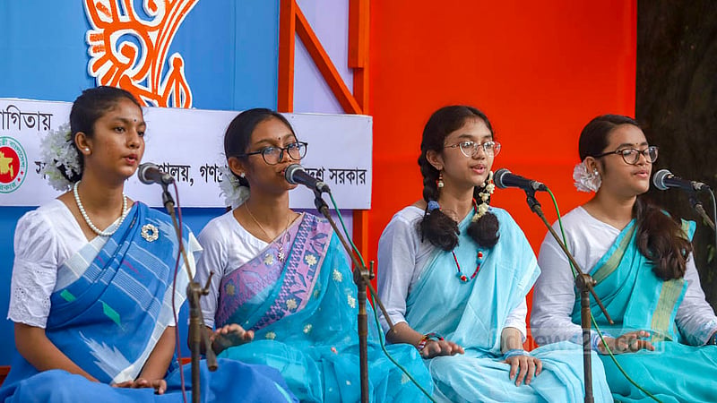 চারুকলার বকুলতলায় শুক্রবার শরৎ উৎসবে সংগীত পরিবেশন করেন শিল্পীরা।