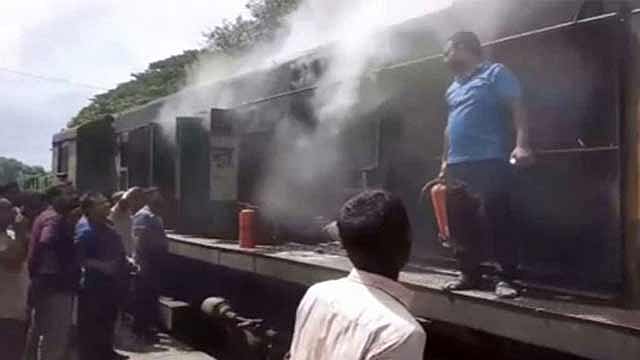 নাটোরে ট্রেনের ইঞ্জিনে অগ্নিকাণ্ড