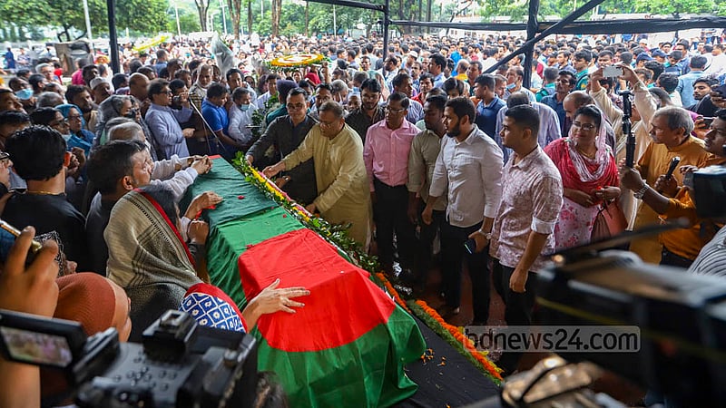 কেন্দ্রীয় শহীদ মিনারের প্রাঙ্গণে সোমবার বর্ষীয়ান রাজনীতিক সৈয়দা সাজেদা চৌধুরীকে শ্রদ্ধা জানায় তথ্যমন্ত্রী হাছান মাহমুদ।