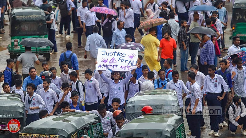 সড়কে সহপাঠীর মৃত্যুর প্রতিবাদ জানাতে সোমবার ফার্মগেইটে একটুকরো কাগজে নিজের দাবির লিখে বিক্ষোভ দেখায় এই শিক্ষার্থী।