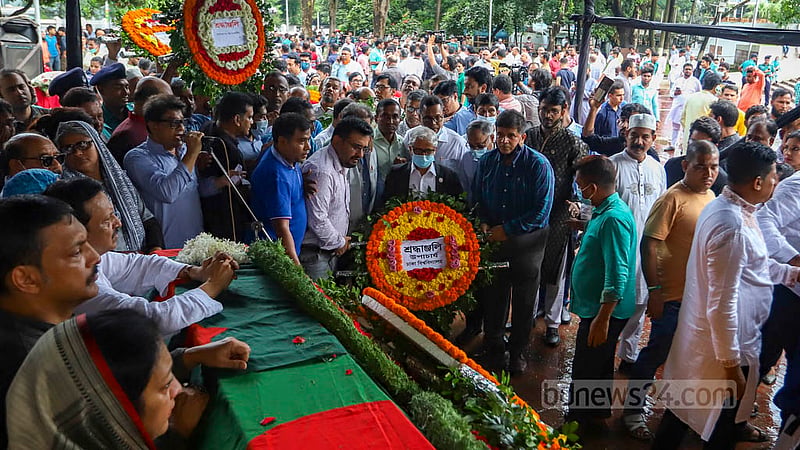 কেন্দ্রীয় শহীদ মিনারের প্রাঙ্গণে সোমবার বর্ষীয়ান রাজনীতিক সৈয়দা সাজেদা চৌধুরীকে শ্রদ্ধা জানান ঢাকা বিশ্ববিদ্যালয়ের ভিসি আখতারুজ্জামান।